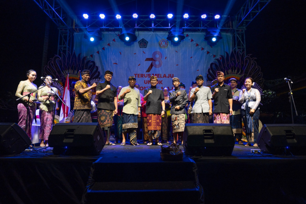 Sekda Adi Arnawa Hadiri Penutupan Malam Apresiasi HUT RI Ke-78 di Desa Jagapati